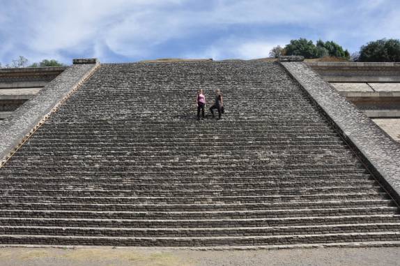 Percorrendo as ruínas da antiga pirâmide de Cholula, no México